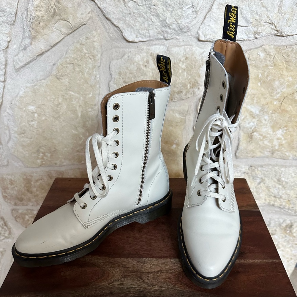 Dr Martens 10 hole smooth Ivory leather pointed toe boots size US 9 EU 41